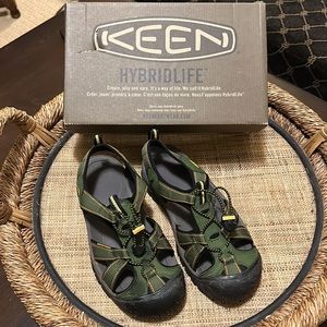 Forest green Keen water/hiking shoes Size 8.5